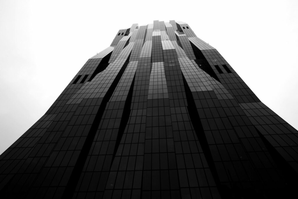 Der DC Tower in Wien vor bewölktem Himmel, von unten aufgenommen